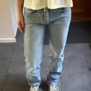Lågmidjade jeans från Brandy Melville! De är onesize men skulle säga att de passar storlek 34-38! Jag har storlek 36 för referens och är ca 168 cm lång. Fint skick! Mått: Innerbenslängd: 74 cm, Midjemått: 66 cm
