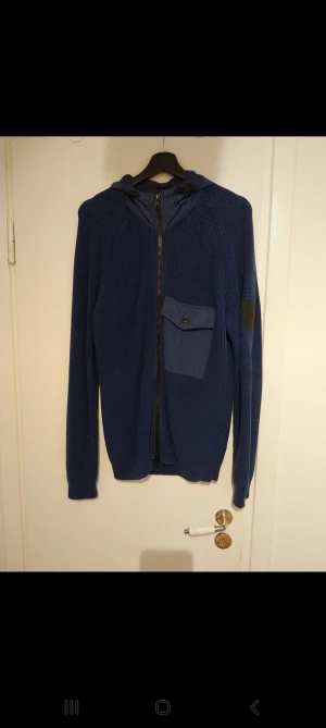 Peak performance - Special edition , jättebra skick, Ser nästan stickad ut, vet ej vad det kallas. Kan även funka för nån med L 