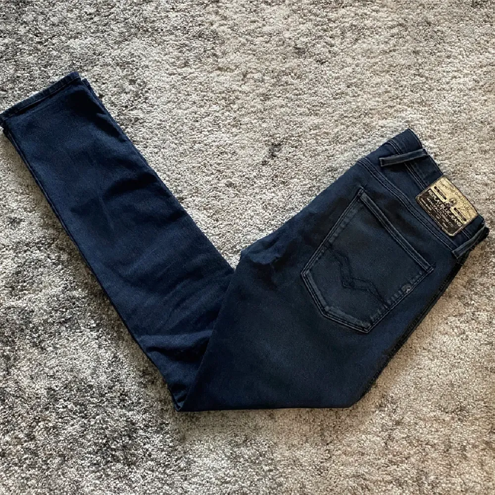 Ett par mörkblåa replay anbass jeans i bra skicka. Köpta här på Plick men använder inte så jag säljer vidare. Passar mig bra, jag är runt 180. Skriv pm för fler bilder etc.. Jeans & Byxor.