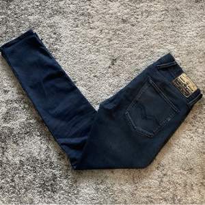 Ett par mörkblåa replay anbass jeans i bra skicka. Köpta här på Plick men använder inte så jag säljer vidare. Passar mig bra, jag är runt 180. Skriv pm för fler bilder etc.