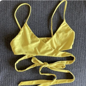 Bikini topp - Endast provad. Storlek S passar även xs då den är liten i storleken. Köpt för 500kr ,mitt pris 100kr.