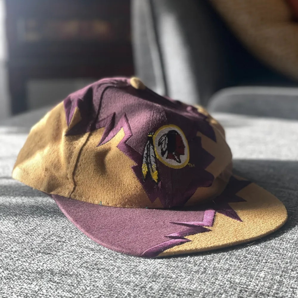 New old stock. Oanvänd Jagged edge-modellen. Ovanlig. Washington Redskins. Finns i Nyköping eller skickas mot fraktkostnad. . Accessoarer.