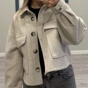 Kort kappa ifrån Strandivarius - Säljer denna fina kappan ifrån Strandivarius då den inte kommer till andvändning. Den passar perfekt nu till hösten och i fint skick. Nypris 699 säljer för 200🥰 skriv privat för fler bilder!.