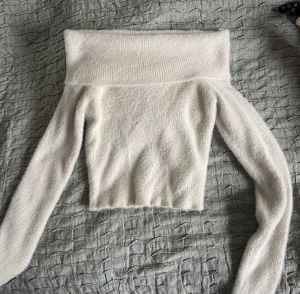 Off shoulder topp - Cream färgad topp i fluffigt tyg. Skriv gärna för fler frågor. Endast använd en gång så den är i nyskick.