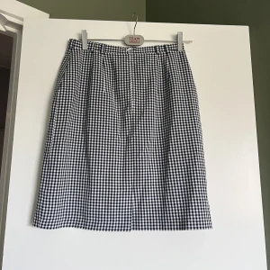 Rutig kjol - Rutig pen kjol, storlek 36/38. I nyskick. 100kr