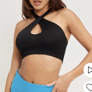 Svart crop top - Säljer denna svarta crop topp. Aldrig använd. Otroligt skönt material! Nypris: 199:- Mitt pris: 79:-