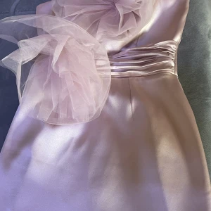 Festklänning - Jag har köpt den från Zara för 239kr och säljer den för 150kr. Den är använt bara i en fest 2 timmar. Den är jätte fin och gullig. Kan diskutera pris😊