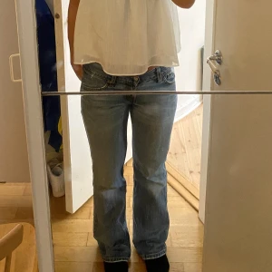 Low waist levis jeans eve 557 - Ett par utsvängda jeans från levis. Vintage men fint skick utöver slitage vid benens slut (se sista bilden). Storlek 30/32 men passar mig som brukar ha 36, ibland 38. I rätt tajt jeans material