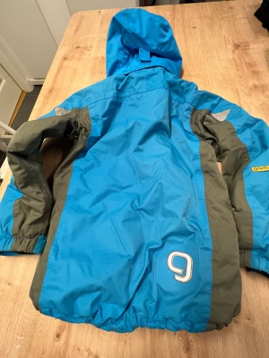 Gnejs jacka pojk - Mycket fin Gneis skidjacka. Storlek 128/slim