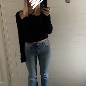 Svart tröja  - Säljer denna från gina tricot, sparsam använd och väldigt coola detaljer ❤️