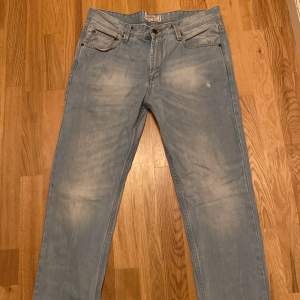 Pull and bear jeans i storlek 42, små bristningar på vänstra bakficka, lår och ben, men annars i helt okej skick. Skriv om du vill ha mer bilder eller mer info.