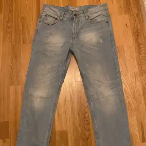 Pull and bear jeans i storlek 42, små bristningar på vänstra bakficka, lår och ben, men annars i helt okej skick. Skriv om du vill ha mer bilder eller mer info.