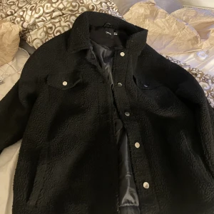 Svart kappa  - jätte gullig kappa jag nästan aldrig änvänt då jag köpte en annan jag tycker om mer. super fint skcik på jackan & inga effekter! Priset går och diskutera🩷