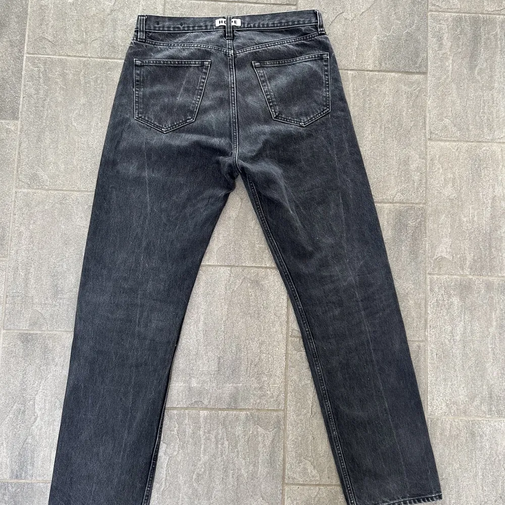 Säljer ett par svin snygga gråsvarta hope jeans i modelen blend. Storlek 31. Mycke fint skick, riktigt bra kavalite på hopes jeans🤩Tveka inte på att fråga om ni undrar något! . Jeans & Byxor.