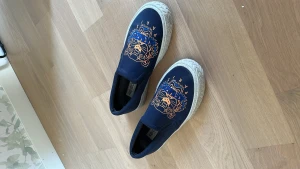 Kenzo 44 - Skor från kenzo köpte på nk för ett tag sen, använda max 3ggr  Skick = 9/10  Storlek = 44 