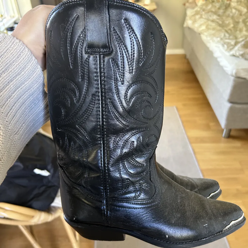 As najs cowboy boots, köpta second hand så har lite defekter  Storlek 40 säljer då de tyvärr är lite stora . Skor.