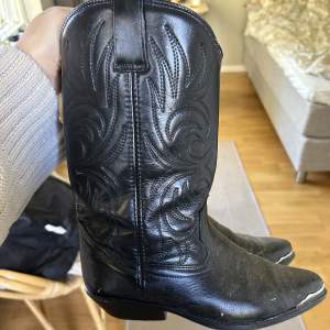 As najs cowboy boots, köpta second hand så har lite defekter  Storlek 40 säljer då de tyvärr är lite stora 