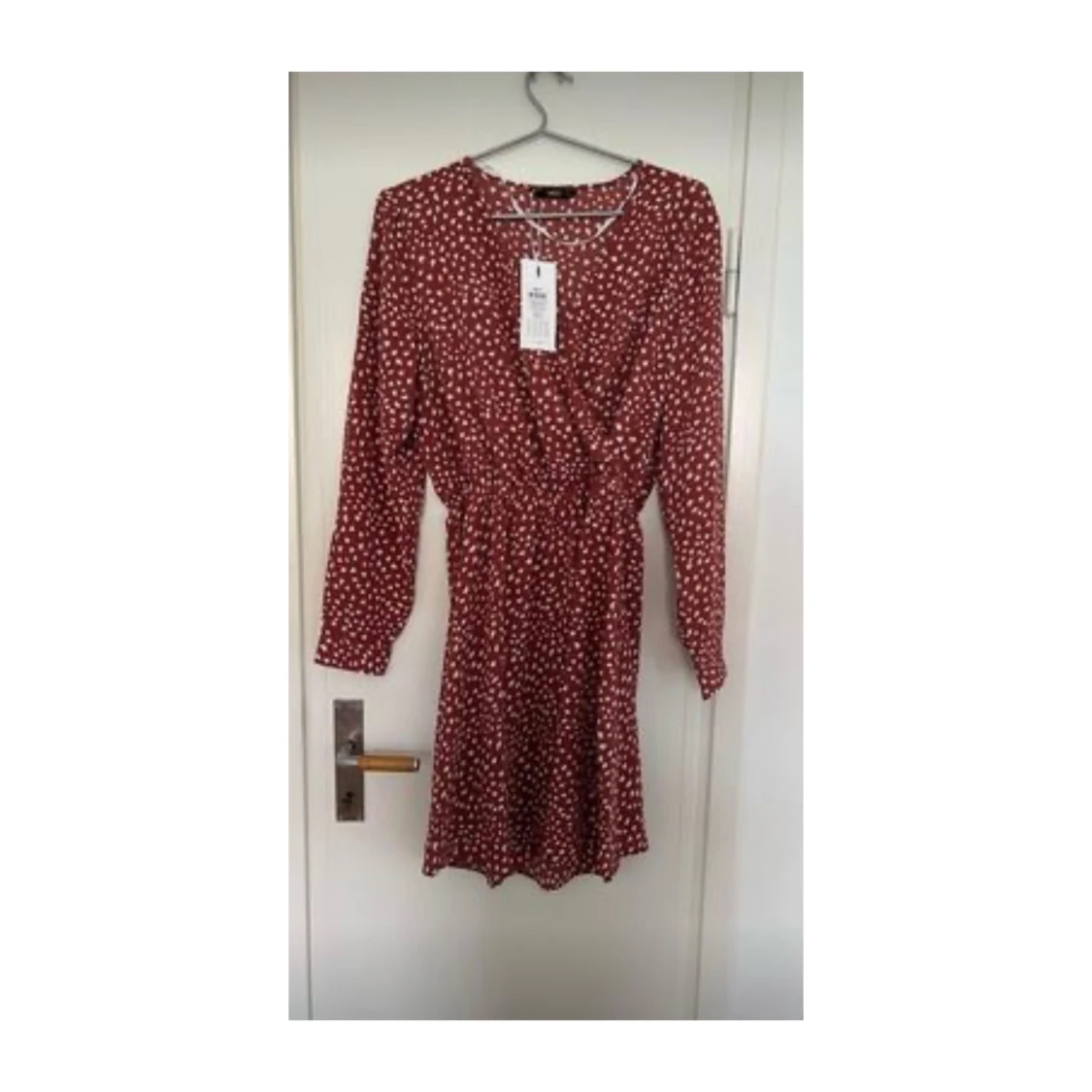 HELT NYTT!!! Skön kvalitet & prickiga klänning - storlek 40