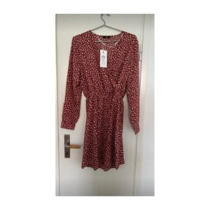 HELT NYTT!!! Skön kvalitet & prickiga klänning - storlek 40 - Säljs den eftersom den är liten för mig och det är försent att skicka på retur :( Den är oanvänd och prislapp finns kvar. Den är från Bubbleroom  Är rökfritt/djurfritt hem  Längd från axeln till nedåt är 90 cm