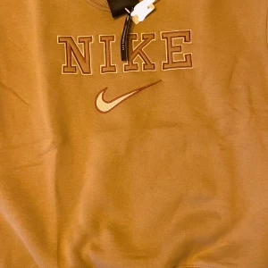 Nike tröja dam storlek M - Säljer en nike tröja storlek M för tjejer, oanvänd!!! Pris ej hugget i sten