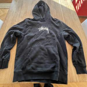 Stussy hoodie köpt 2020 på dover street market i London. Två små defekter men annars är den i bra skick. Storlek S men sitter som en M. Pris går att diskutera 