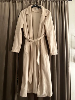 Kappa - Kappa från SHEIN, helt ny aldrig använd, ganska lång går lite nedanför knäna. Passar till allt. Dock inte så tjock av sig. Köptes för 379kr på SHEIN säljer för 200kr då jag tyvärr inte använder den och onödigt att den bara hänger och tar plats:( Vid frågo