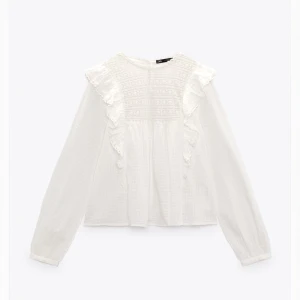 Zara Blus - Säljer denna söta volangblus från Zara🤍Använd ett fåtal gånger🤍Hör av er vid frågor!!