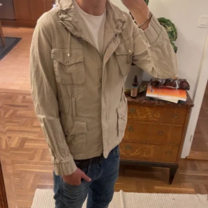 Moncler jacka - Säljer min Moncler Safarijacka som inte har några defekter! Den är i storlek 5, men den passar på mig som har S/M i allt. Säljer billigt då jag inte har något äkthetsbevis samt att den inte har någon badge förutom detaljerna. Mitt pris:1399! Hör av er!
