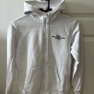 Peak performance - Peak performance kofta från Kidsbrandstore. Är i bra skick , dock har den en liten fläck (se bild 3). Säljes då den är för liten.