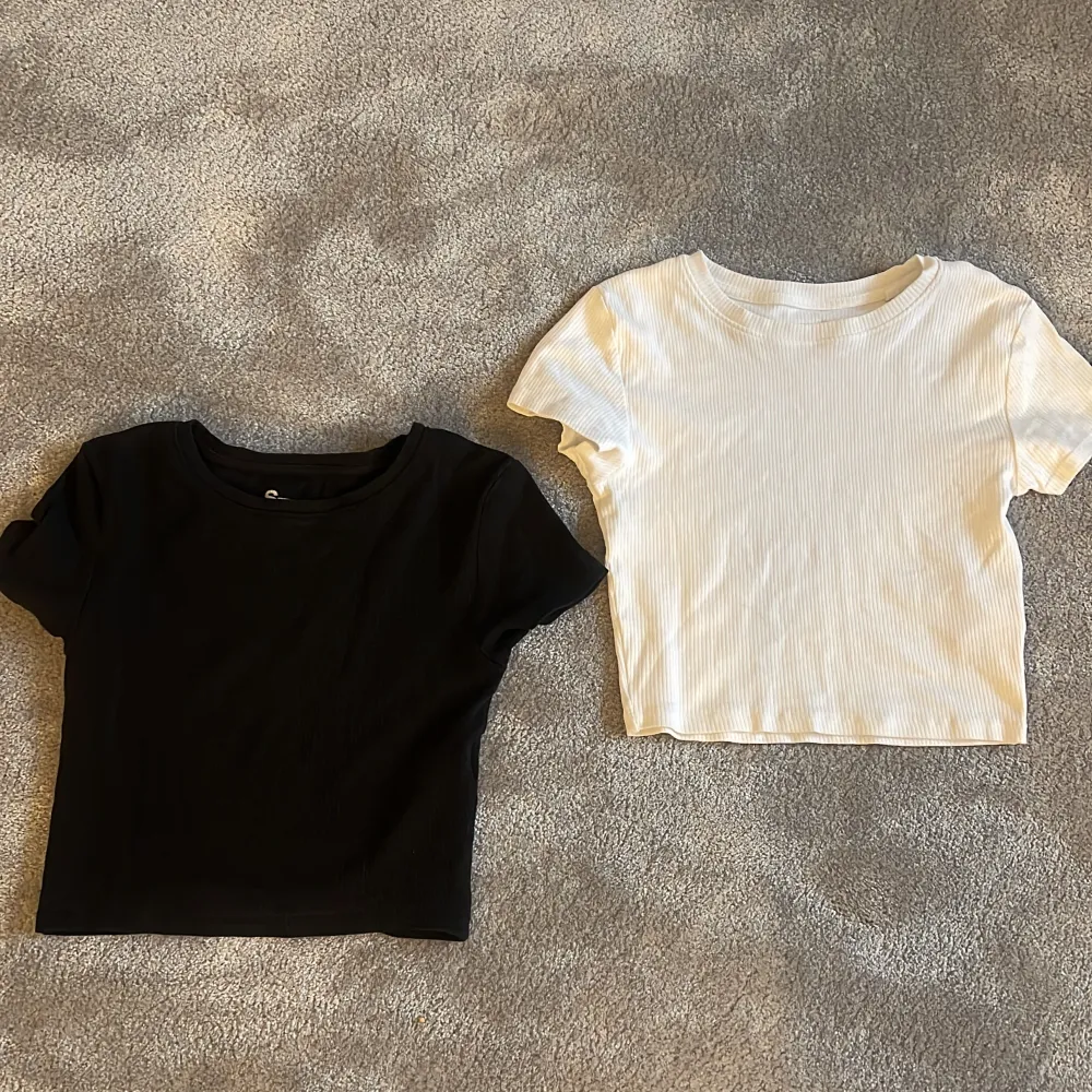 Säljer dessa tröjor i storlek small. Köp båda för 100 ❣️Skriv för fler bilder. T-shirts.