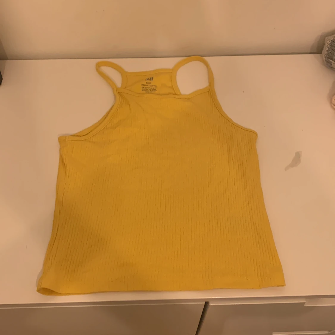 Gult linne i väldigt bra skick. Använd 1 endaste gång. Linnet är lite ribbat så ni vet.