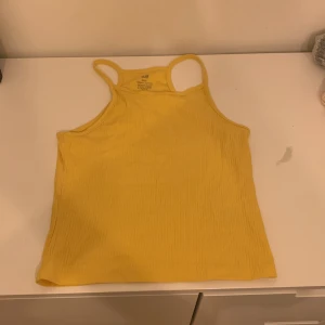 Gult linne i väldigt bra skick. Använd 1 endaste gång. Linnet är lite ribbat så ni vet. - Jätteskönt linne bara använts en gång somsagt. Är inte riktigt min smak med gult. För stort för mig också