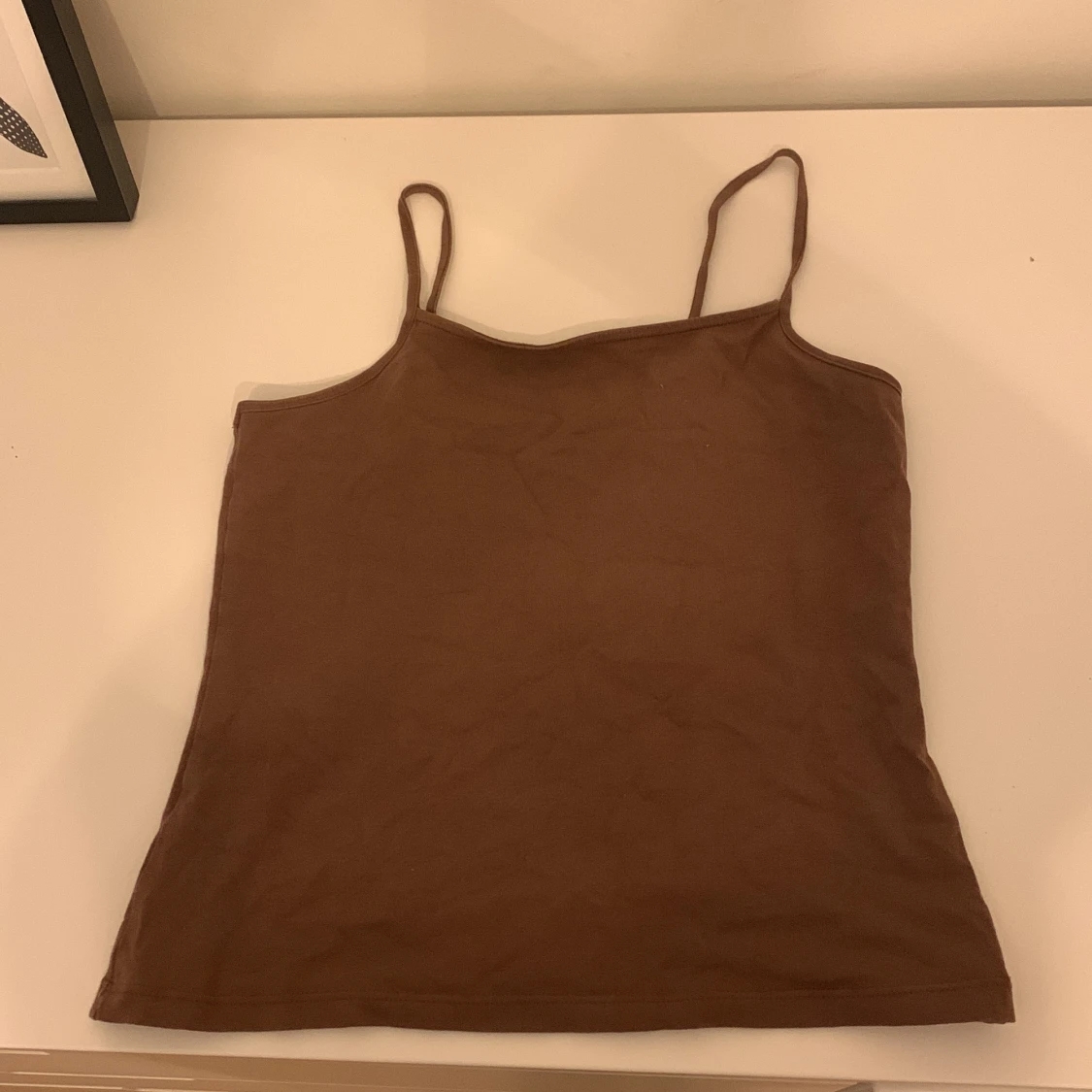 Brunt linne, inte lika lång som en t-shirt och inte som en magtröja med mittemellan. Bara använd några få gånger, jättebraskick. 