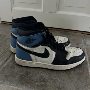 Jordan 1 obsidians - Säljer dessa supersnygga Jordan 1 Retro High Obsidians då de ej kommer till användning💫 Har tyvärr blivit av med äkthetsbeviset därav priset!