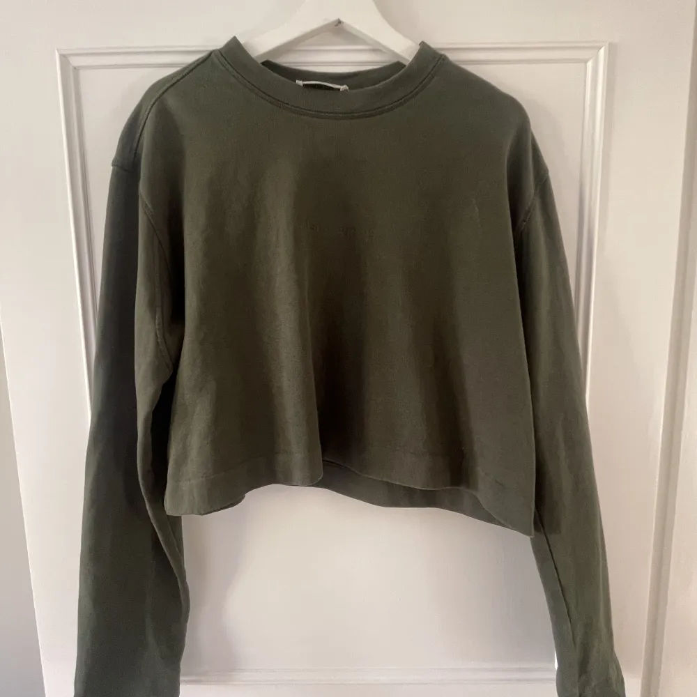 Tröja från Acne studios i mörkgrönt Sparsamt använd i fint skick  Storleken på tröjan är XXS men passar mig som har storlek M. Så den är väldigt oversized i modellen.. Tröjor & Koftor.