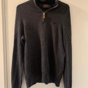 Jätteskön och stilren Morris half zip tröja i merinoull, färgen grå/svart. Tröjan är storlek small men sitter som en xs. Skriv för mer frågor eller funderingar:)