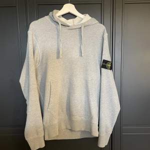 Stone island hoodie, säljs av anledning att den inte används längre Bra skick Nypris 3500
