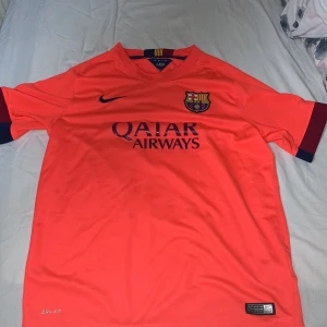 Barca tshirt - Barca tröja i storlek XL barn (S) passar även de som har xs. Fin orange färg och i fint skick