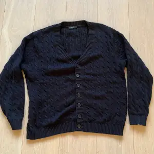 Jag säljer min jättefina kabelstickade Brandy Melville tröja då den tyvärr inte är min stil längre. Endast använd ett fåtal gånger och är då i utmärkt skick. Nypris är ca 400kr (35€). Den är verkligen perfekt till hösten 💕💕