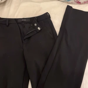 Midwaist kostymbyxor  - Jätte fina kostymbyxor perfekt till vintern💕 jättefint skick utan några täcken på användning, säljer då de tyvärr är för små och inte kommer till användning längre💕pris kan diskuteras