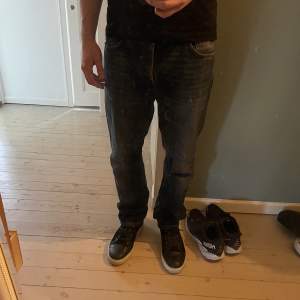 Märke: Nudie Jeans  Modell: Sleep Sixten Authentic Dark  Storlek: 33x32   Nypris: 1399kr Väldigt bra skick med vanligt slitage.   Frågor? Fråga!😃