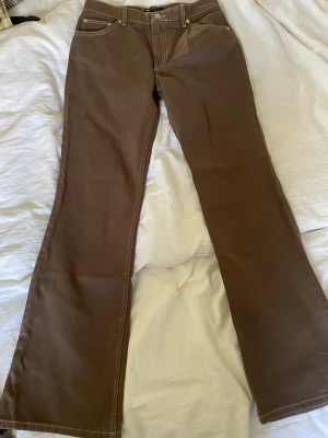 Bruna jeans - Bruna jeans i lite mjukare material, från asos