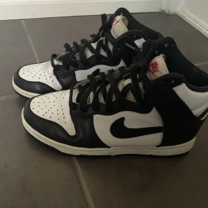 Nike dunk - Säljer dessa skor då det ej är min stil längre. Köptes 2022 i februari för omkring 1200kr och är använda men väl omhändertagna. Priset kan diskuteras!