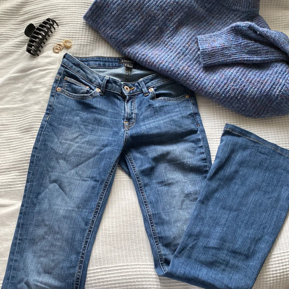 Ett par supergulliga lågmidjade utsvängda jeans i UTMÄRKT SKICK. Används endast ett fåtal gånger och tvättats🥰Nypris 600kr. Jeansen är i ett skönt stretchigt material och storleken är 36💓. Jeans & Byxor.