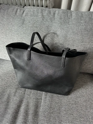 HsndVäska  - Fin handväska. Använd men har mer att ge. Inga innerfickor. 