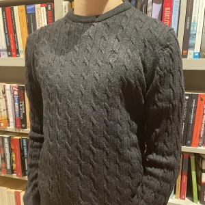 Morris kabelstickad ull tröja - Morris kabelstickad tröja i ull. Bra skick fast finns få hål men pris har justerats till att passa dem. Fråga gärna vid funderingar🤗