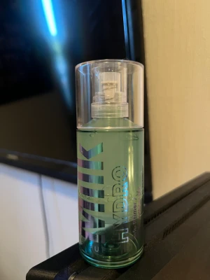 Milk Hydro Grip Primer  - Säljer nu denna primer från Milk Makeup då den inte passar min hudtyp, använts 2 gånger bara så den är närmare bestämt full med produkt. Kan frakta eller mötas upp.