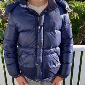 Ralph lauren jacka - Skön vinterjacka till säsongen som kommer, bra skick. Barnstorlek men är 175 och den sitter bra på mig! Vid frågor eller funderingar är det bara att skriva!