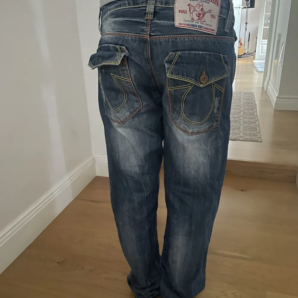 Baggy true religion jeans, ena fickan där bak har tappat knappen. Kom provat för fler bilder!. Jeans & Byxor.