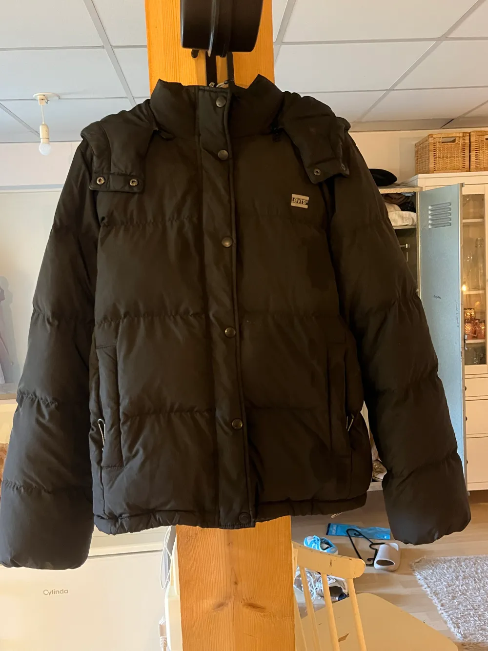 En svart Levis jacka från Zalando, använd en vinter men har inga fläckar eller slitage alls, den är köpt för 2000 kr ny! (Priset är inte ristat i sten) . Jackor.